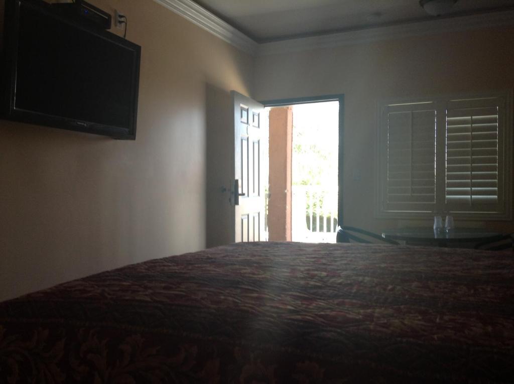 Bronco Motel *