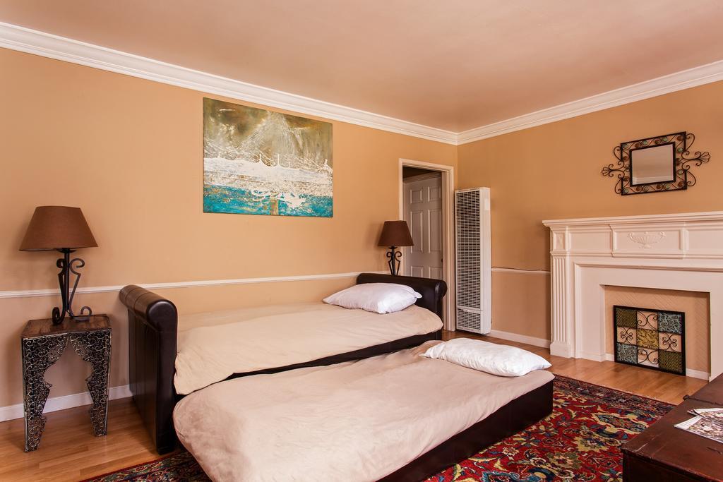 Hollywood Hills Suites