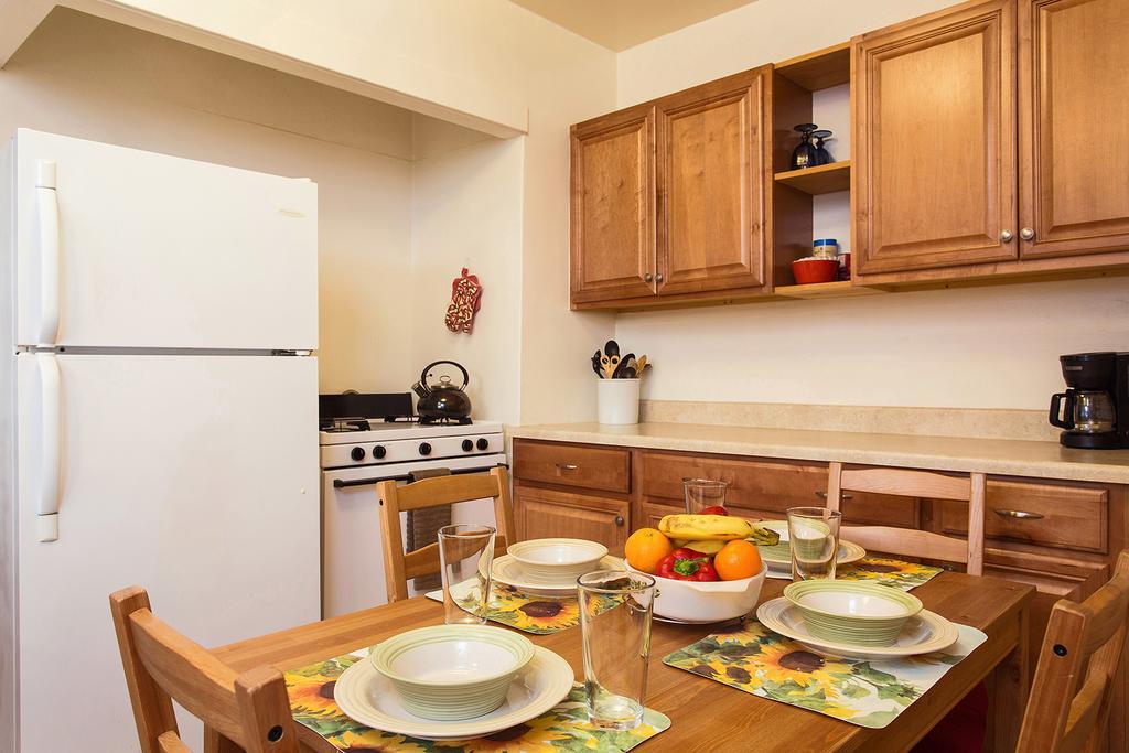 Hollywood Hills Suites *