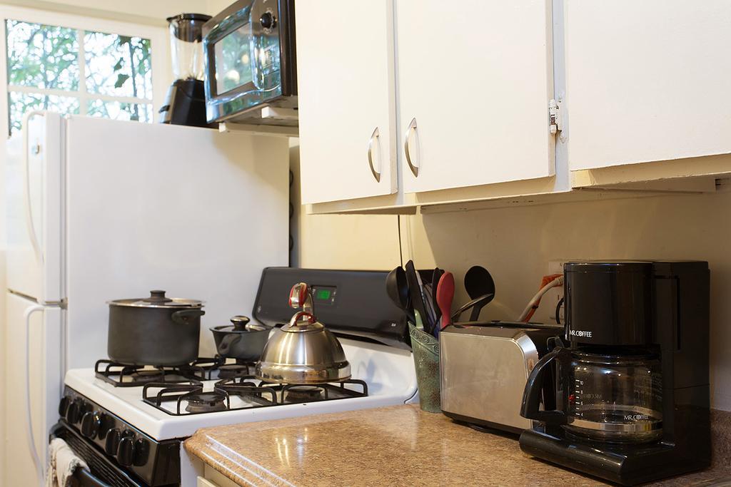 Hollywood Hills Suites *