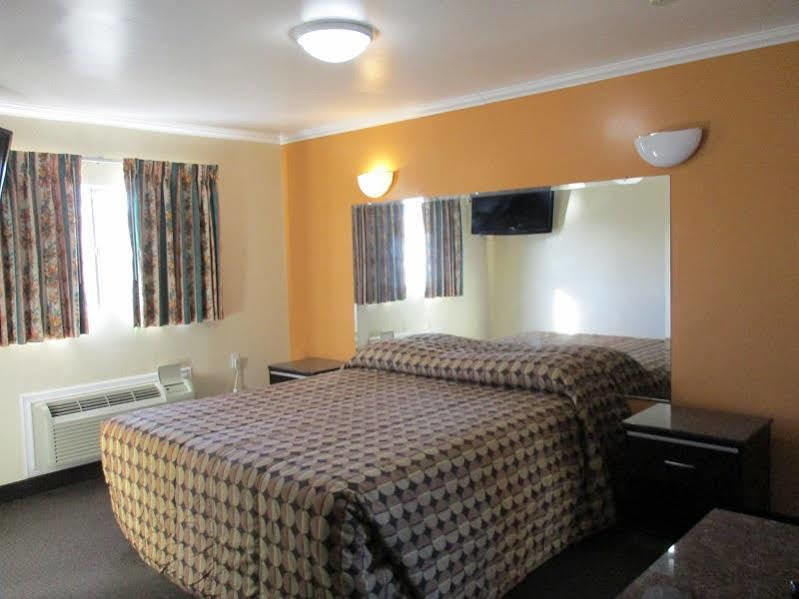 Golden West Manor Motel 2*