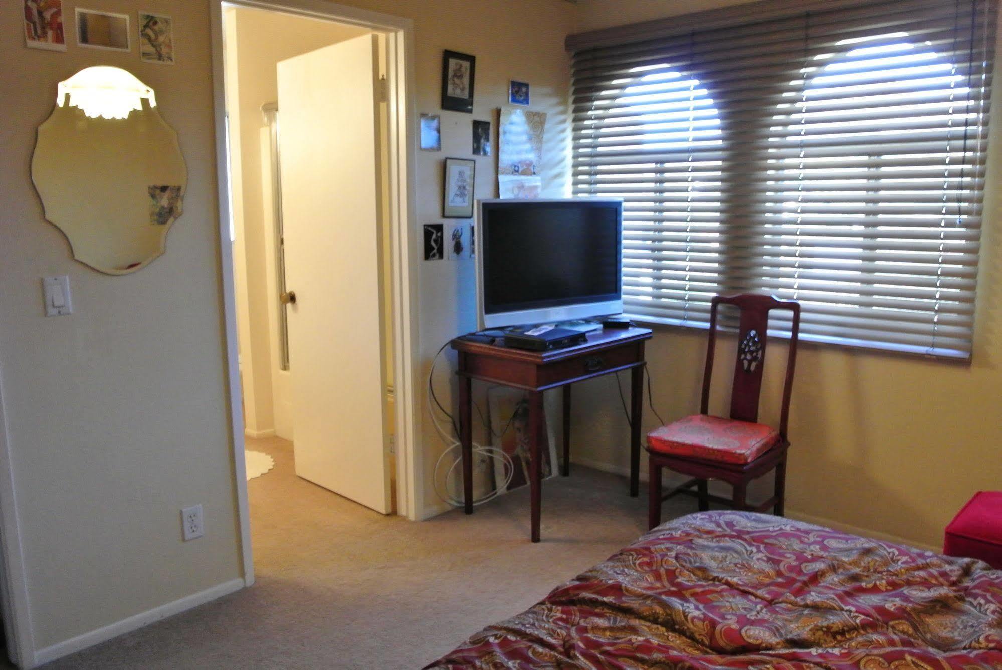 In Hollywood Hills 3*