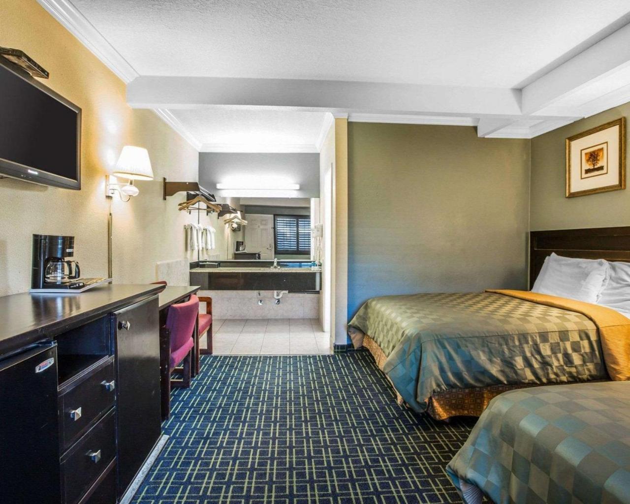 Rodeway Hollywood Motel