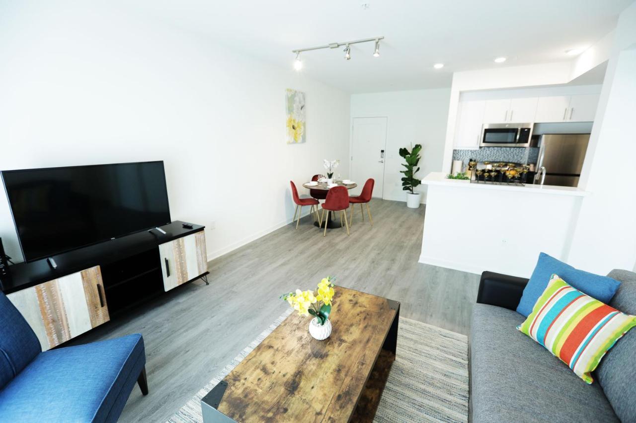 Hollywood Metropolitan Suites 4*
