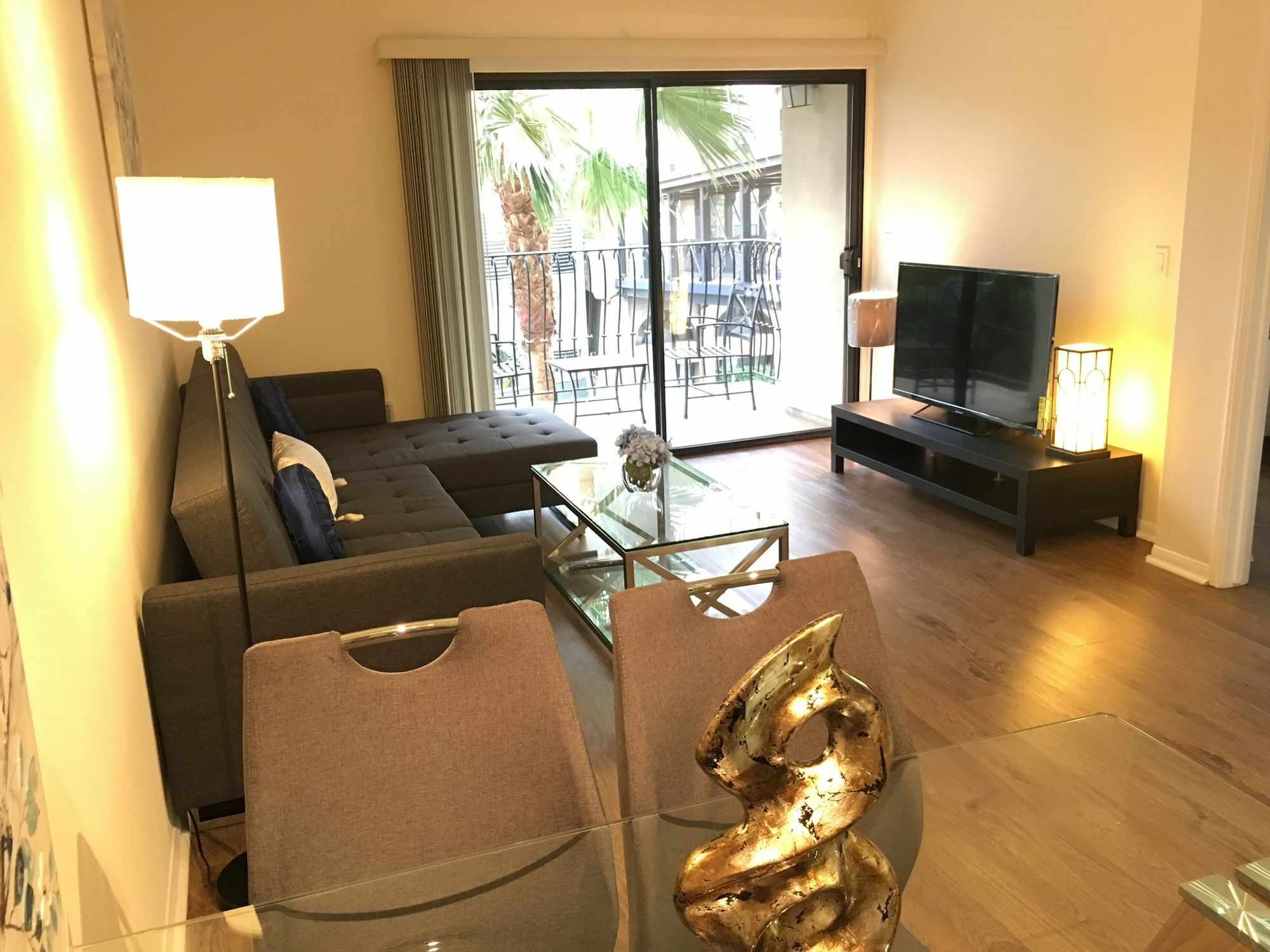 New Luxury Dt La Apt- Pool, Gym, Staple Center * Los Angeles