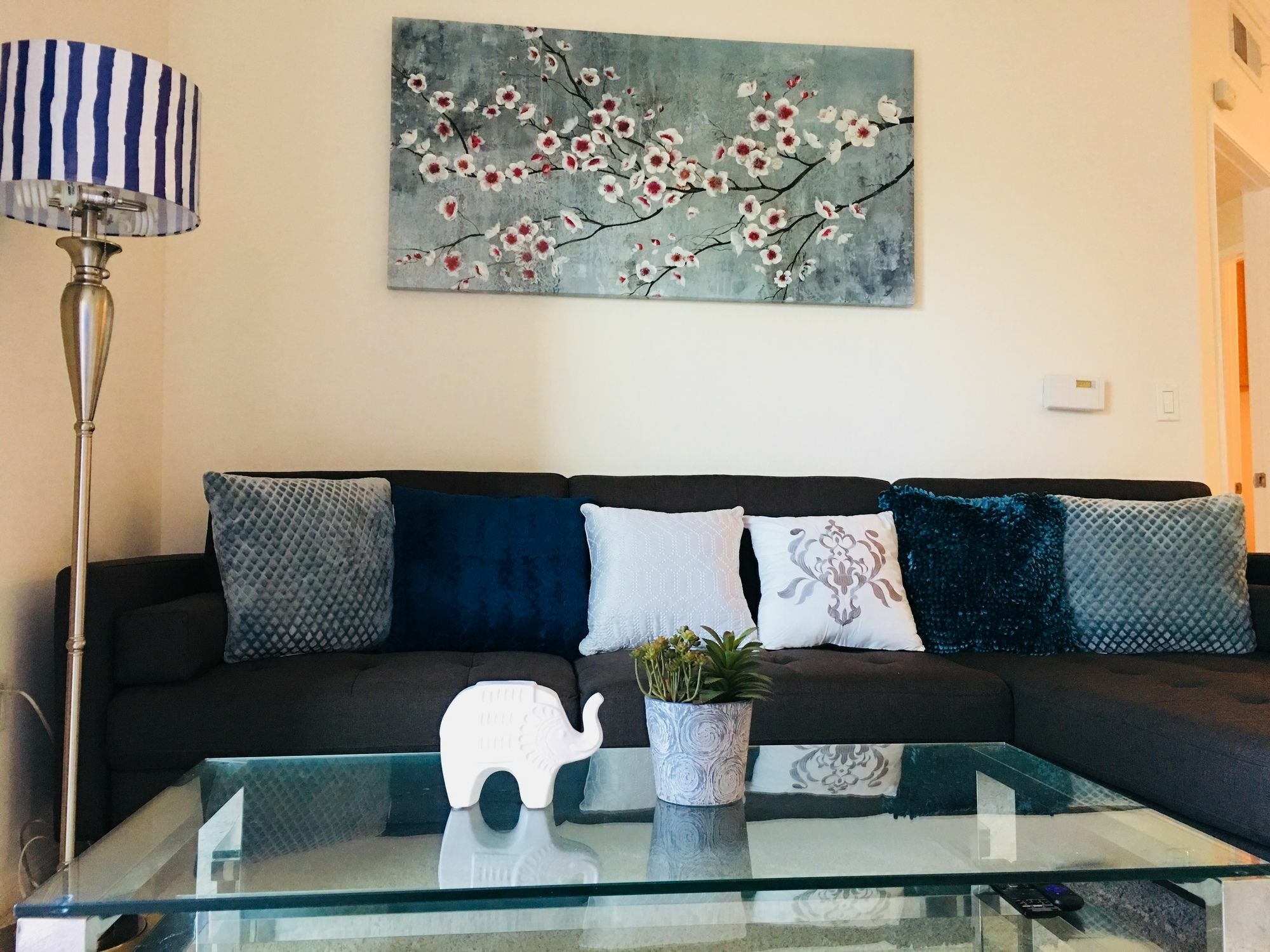 Apartment New Luxury Dt La Apt- Pool, Gym, Staple Center Los Angeles