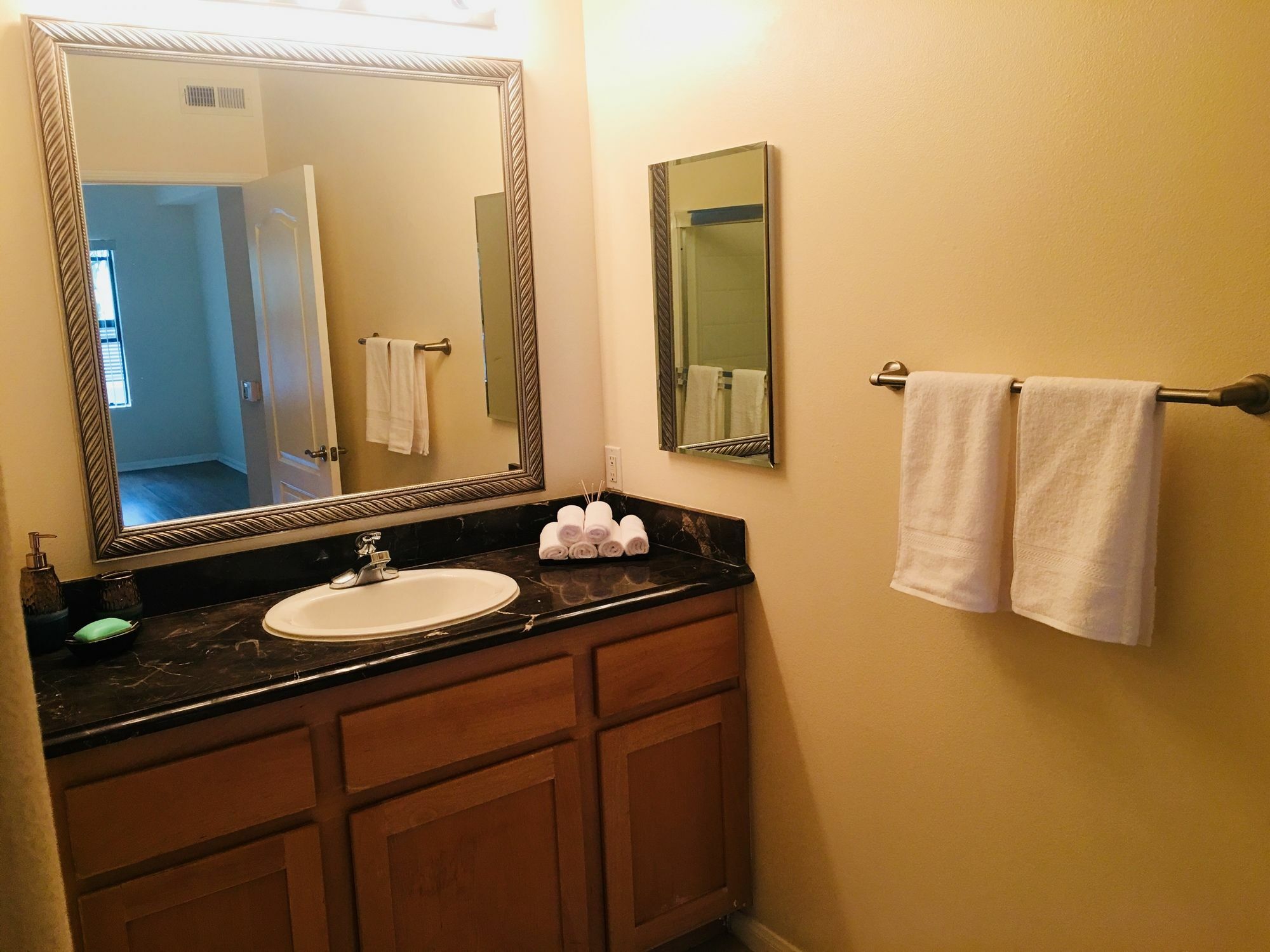 Apartment New Luxury Dt La Apt- Pool, Gym, Staple Center Los Angeles