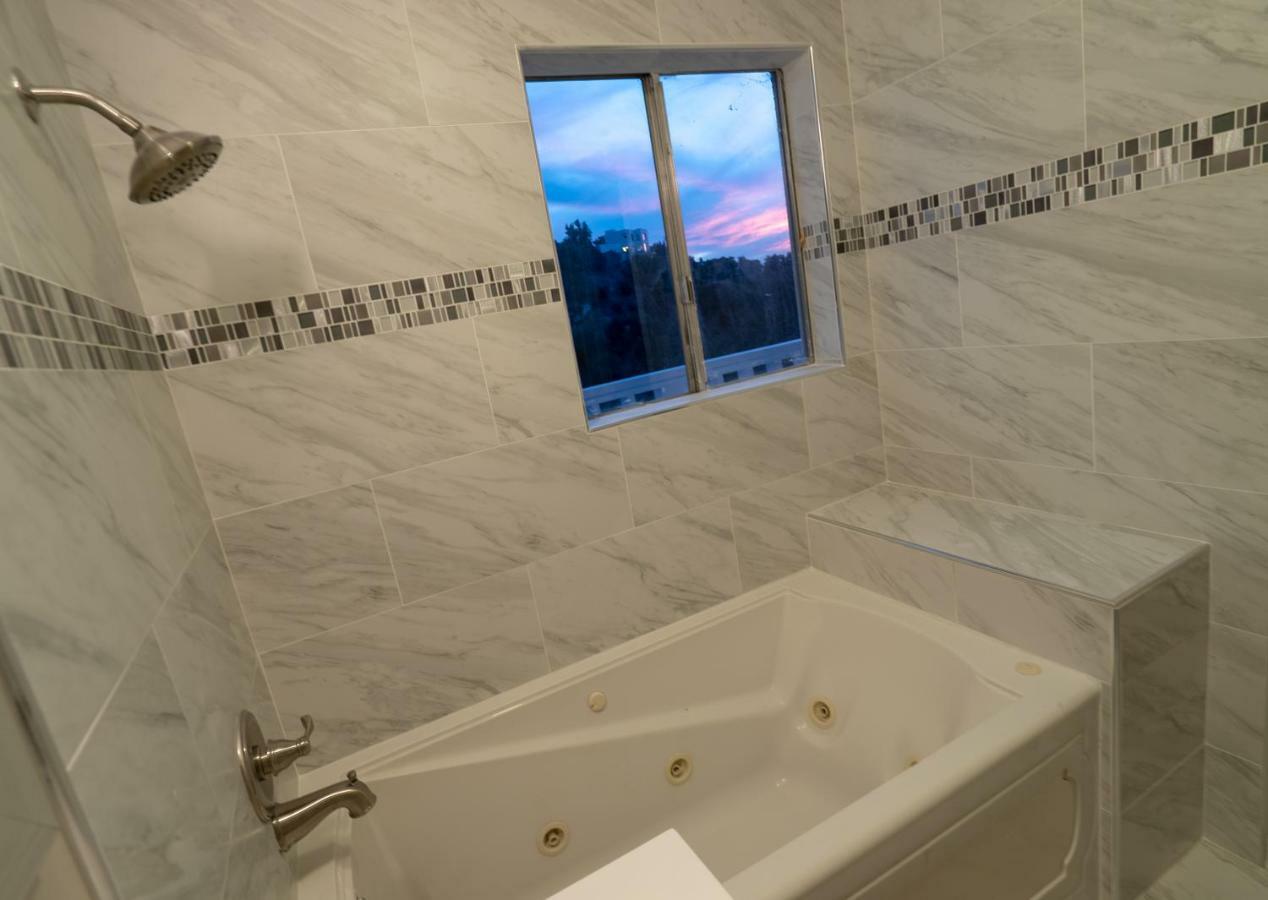 Stylish Hollywood Hills With Million Dollar Views Waiting For You! Holiday home