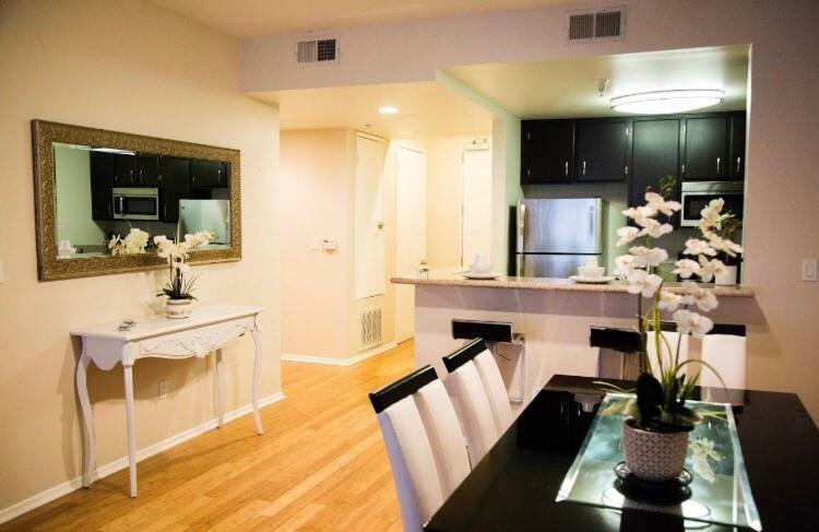 Spacious Hollywood 2br Near Dolby Theater Apartment *