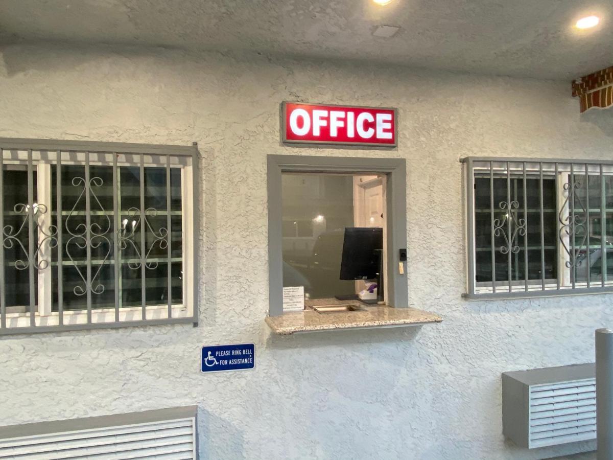 Golden West Manor Motel 2*