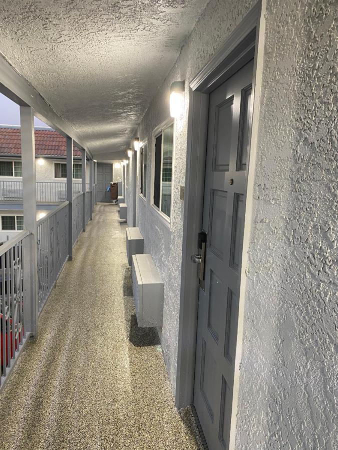 Golden West Manor Motel 2*