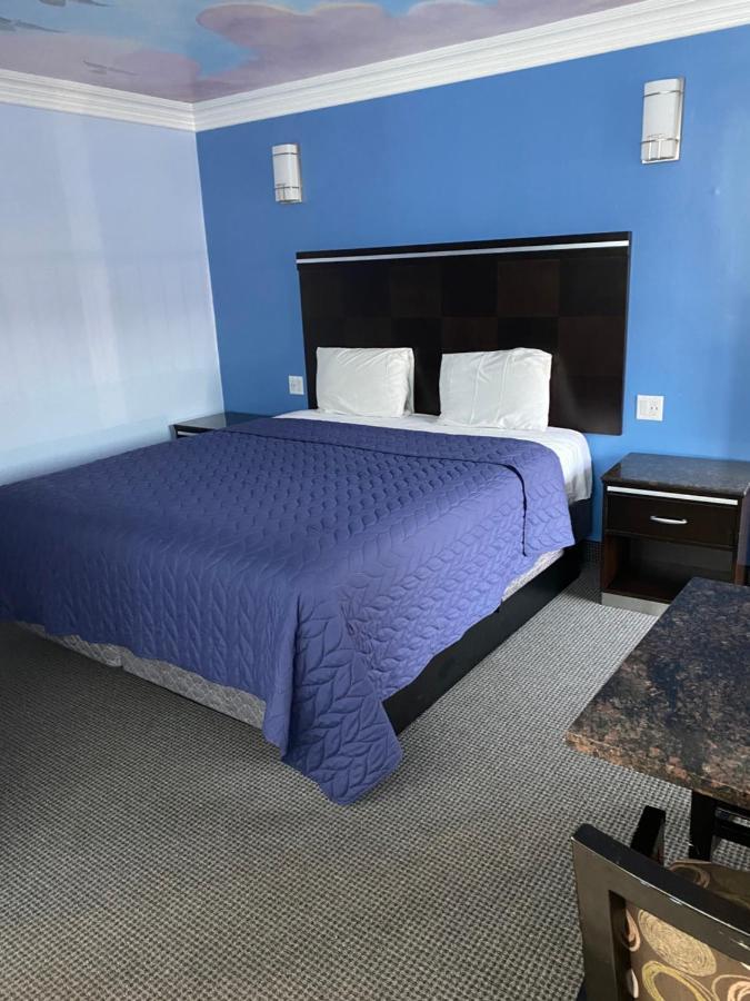 Golden West Manor Motel 2*